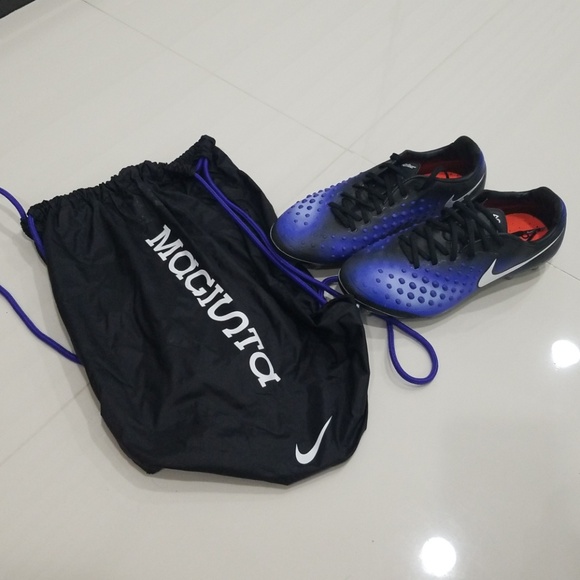 Women Soccer Cleats - Picture 4 of 4